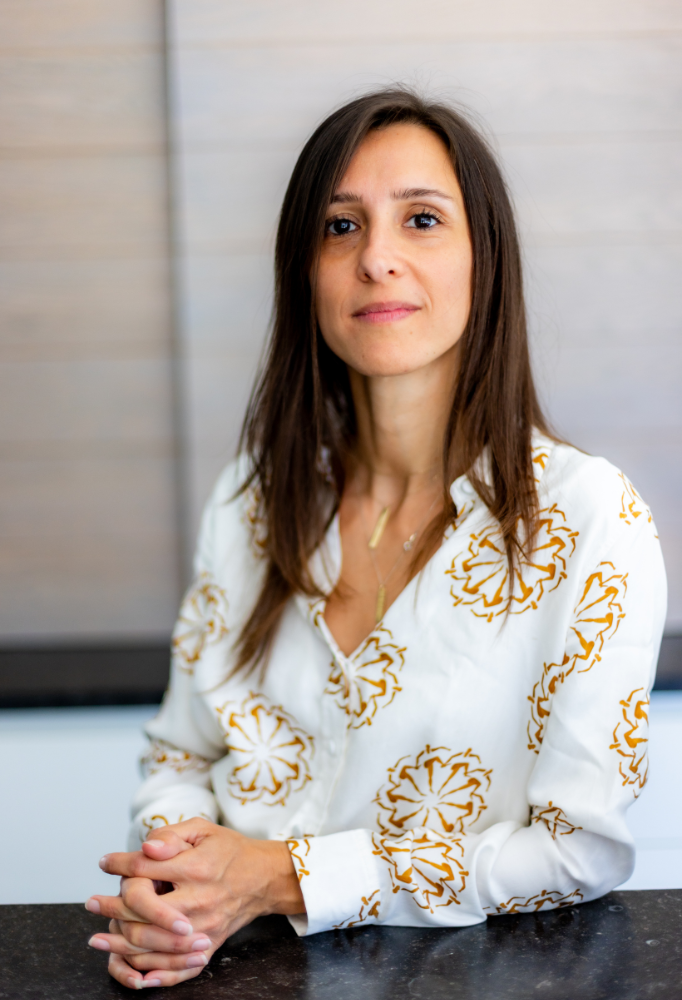 Sarah Salomée, portrait mains jointes